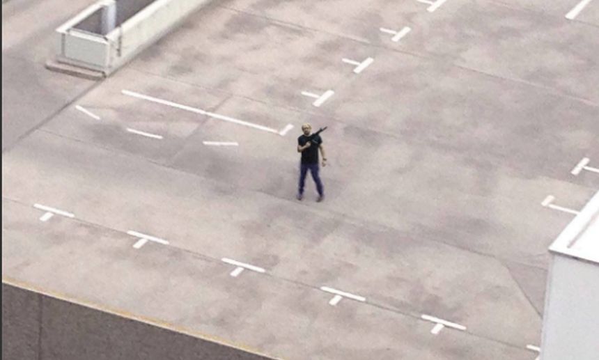 Un martor l-a filmat pe unul dintre teroriştii de la Munchen la ultimul nivel al parcării mall-ului OEZ din Munchen, trăgând. VIDEO