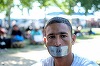 Sute de migranţi se îndreaptă într-un marş, pe jos, către frontiera cu Ungaria, după un miting la Belgrad