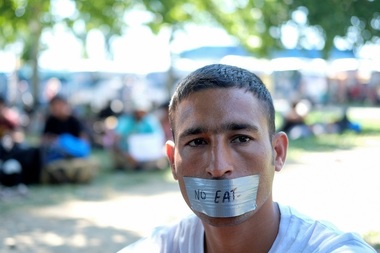 Sute de migranţi se îndreaptă într-un marş, pe jos, către frontiera cu Ungaria, după un miting la Belgrad