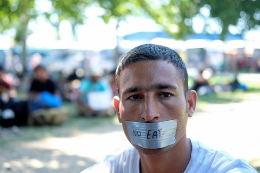 Sute de migranţi se îndreaptă într-un marş, pe jos, către frontiera cu Ungaria, după un miting la Belgrad