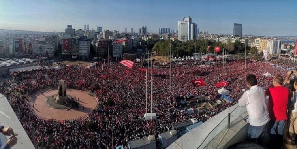"Nu loviturii de stat, da democraţiei". Mii de persoane manifestează în Piaţa Taksim din Istanbul la apelul opoziţiei şi puterii