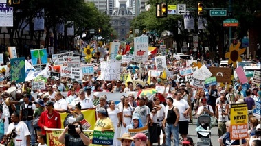 ALEGERI SUA: Mii de protestatari au demonstrat pe străzile din Philadelphia în favoarea senatorului Bernie Sanders, retras din cursa pentru nominalizare