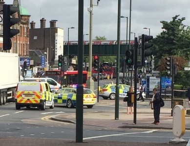 Autorităţile britanice au închis staţia de metrou Golders Green după descoperirea unui autovehicul suspect 