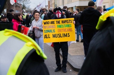 Marea Britanie: Ministrul de Interne anunţă o serie de măsuri pentru a combate infracţiunile rasiste, care au luat amploare în ultima lună