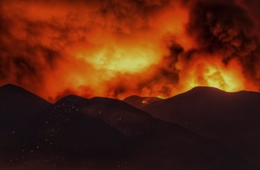Indendiul de vegetaţie din apropierea Los Angeles continuă să se extindă, după ce a distrus mai multe locuinţe şi un platou de filmare