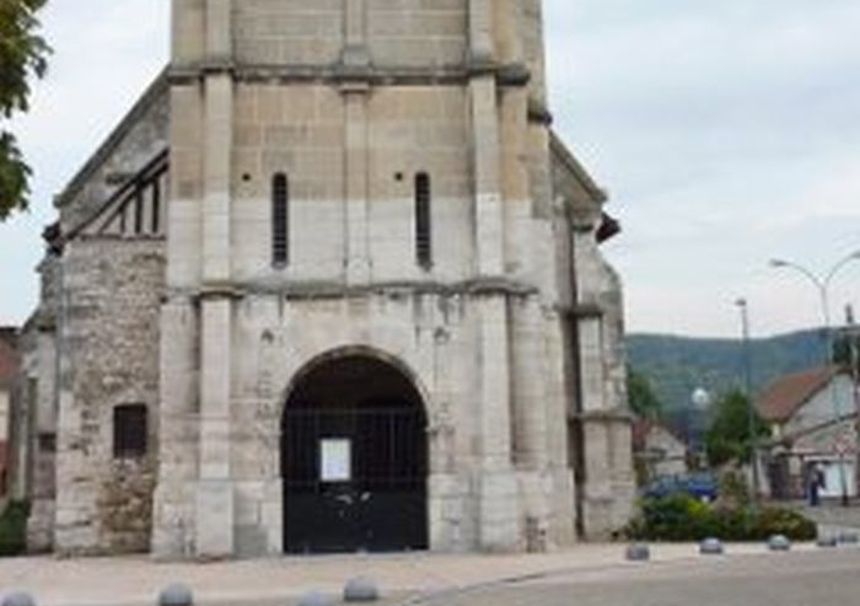 Mărturii din biserica din Normandia: Un octogenar a fost înjunghiat de patru ori şi a fost forţat de jihadişti să filmeze execuţia preotului. El s-a prefăcut mort pentru a supravieţui. FOTO