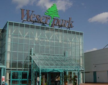 Autorităţile germane au evacuat un centru comercial din Bremen, după ce un suspect alegerian a fost identificat în mall. VIDEO