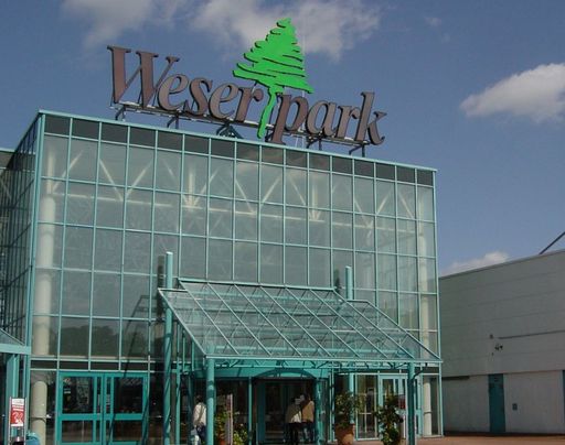 Autorităţile germane au evacuat un centru comercial din Bremen, după ce un suspect alegerian a fost identificat în mall. VIDEO