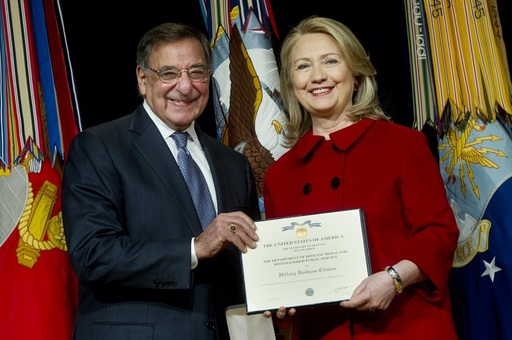 Fostul director CIA Leon Panetta îl acuză pe Trump că ia partea Rusiei în scandalul e-maiurilor