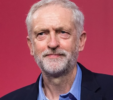 Instanţa i-a dat câştig lui Jeremy Corbyn, care va fi inclus automat pe listele de candidaţi pentru şefia Partidului Laburist 