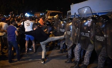 Armenia: Zeci de persoane au fost rănite în urma unor ciocniri violente între protestatari şi poliţişti