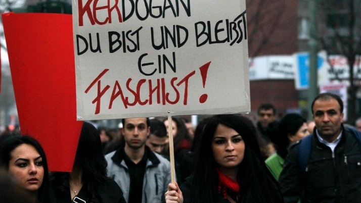 Extrema-dreaptă germană a primit dreptul de a protesta faţă de mitingul pro-Erdogan al imigranţilor turci din Koln