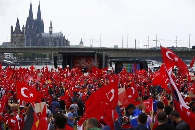 Aproape 40.000 de imigranţi turci au participat la mitingul pro-Erdogan din Koln