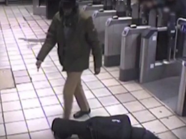 Un bărbat care a încercat să decapiteze un muzician la metroul din Londra a fost condamnat la închisoare pe viaţă