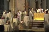 Mii de oameni îi aduc un ultim omagiu preotului ucis de islamişti lângă Rouen