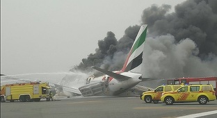 Un avion al companiei Emirates s-a prăbuşit în timpul aterizării pe pista aeroportului Dubai