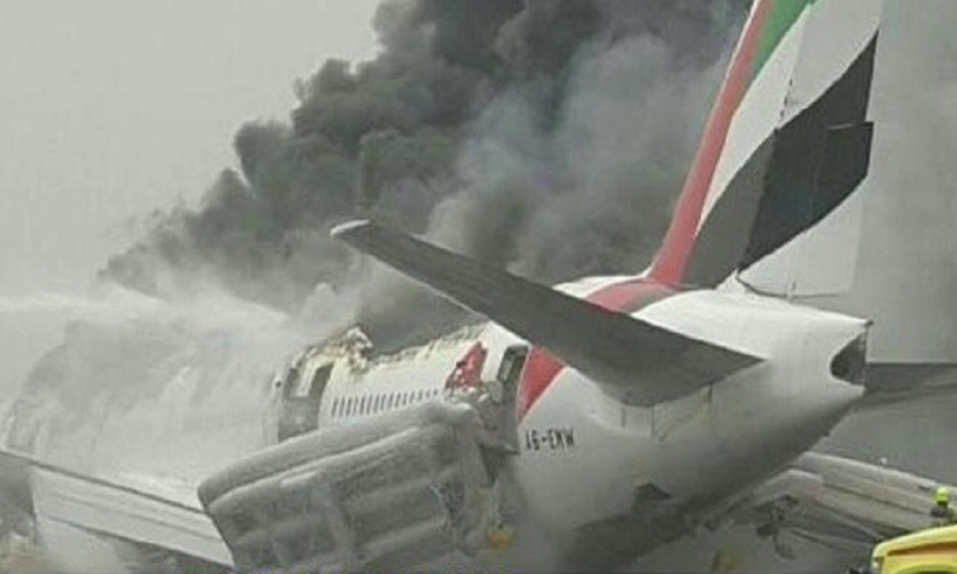 Un pasager al avionului care a luat foc pe o pistă a aeroportului Dubai a filmat panica de la bord. VIDEO