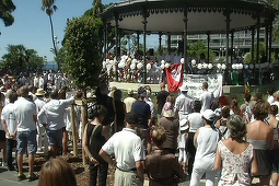 Peste o mie de persoane îmbrăcate în alb, cu flori în mâini, le-au adus un omagiu victimelor atacului de la Nisa