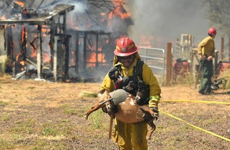 Aproximativ 4.000 de persoane din nordul Californiei, nevoite să fugă din calea unui incendiu de vegetaţie