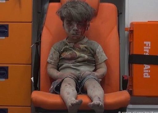 Mărturia fotografului care l-a salvat pe Omran şi pe familia lui, la Alep: "Acest copil, ca toţi copiii din Siria, este simbolul inocenţei. Ei nu au nimic a face cu războiul". FOTO, VIDEO