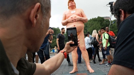 O statuie nud a lui Trump a fost distrusă de autorităţi în Union Square la New York