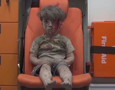 "O fotografie face cât 1000 de cuvinte". O nouă imagine cu băieţelul salvat la Alep a devenit virală pe reţelele de socializare. FOTO