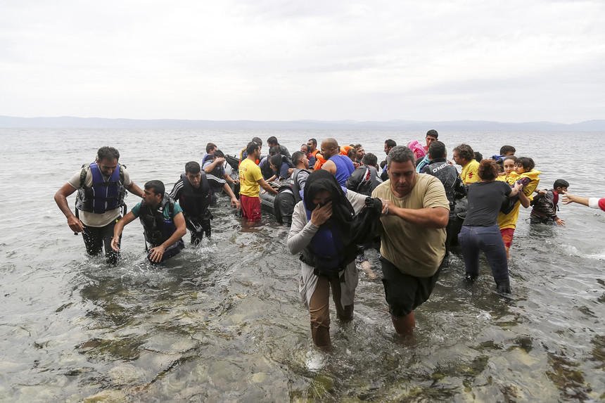 Două fetiţe siriene au murit înecate în urma naufragierii unei ambarcaţiuni cu migranţi în largul coastelor libiene