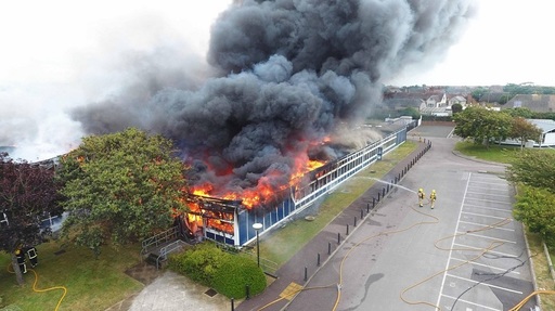Explozii s-au auzit înainte ca un incendiu să distrugă o şcoală secundară în sudul Angliei