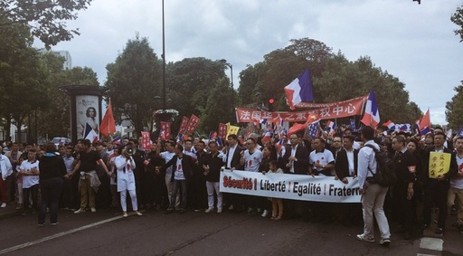 Aproape 2.000 de chinezi defilează la periferia Parisului şi cer protecţia statului francez, reclamând violenţe repetate