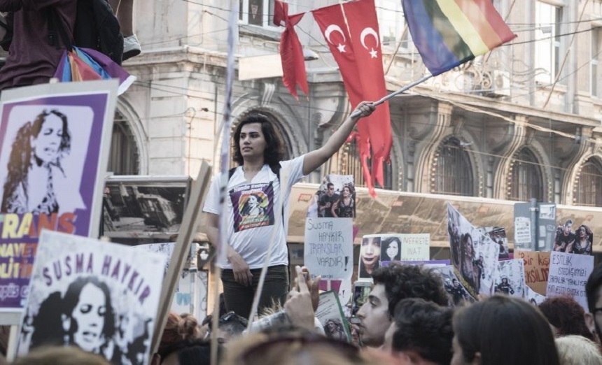 Manifestaţie LGBT la Istanbul în urma uciderii cu bestialitate a unei transsexuale