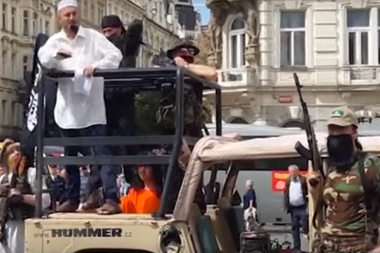 PANICĂ la Praga, după ce militanţi ai extremei-drepta au simulat un atac terorist în centrul istoric. VIDEO