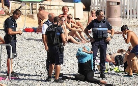 Nisa: Poliţiştii le obligă pe femeile musulmane să se dezbrace de costumul de baie burkini pe plajele rivierei franceze
