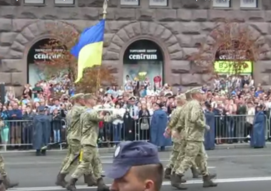 Ucraina îşi arată forţa militară de Ziua Independenţei; Poroşenko spune că ţara trebuie să se bazeze pe propria armată