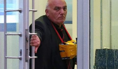 LUARE DE OSTATICI într-o bancă din centrul Moscovei. Ostaticii au fost eliberaţi după câteva ore de negocieri. Autorul s-a predat autorităţilor. UPDATE