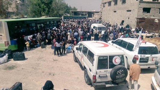 Rebeli şi civili încep să evacueze, cu lacrimi în ochi, oraşul Daraya