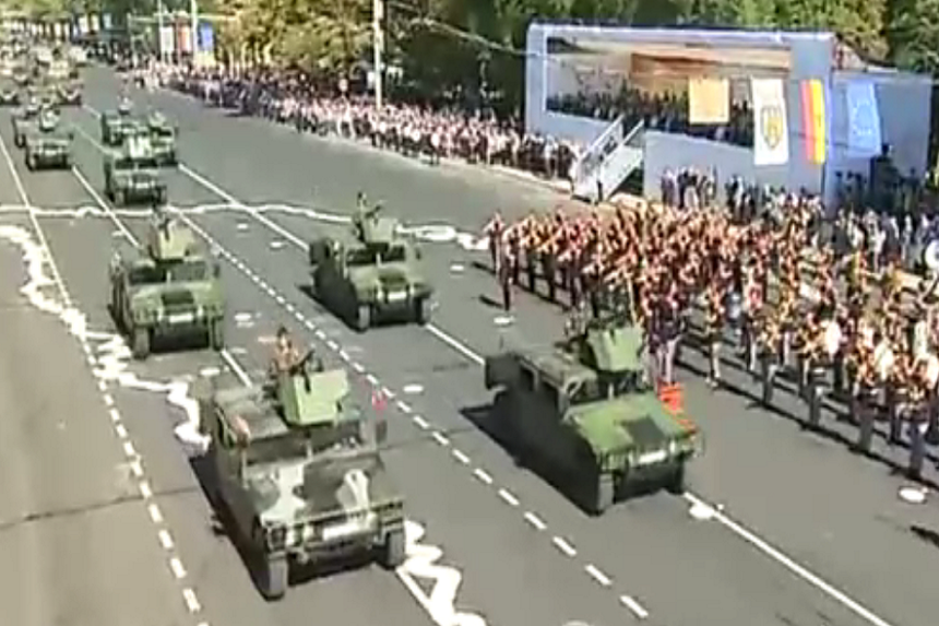 Peste două mii de militari, inclusiv români, au defilat la Chişinău de Ziua Independenţei