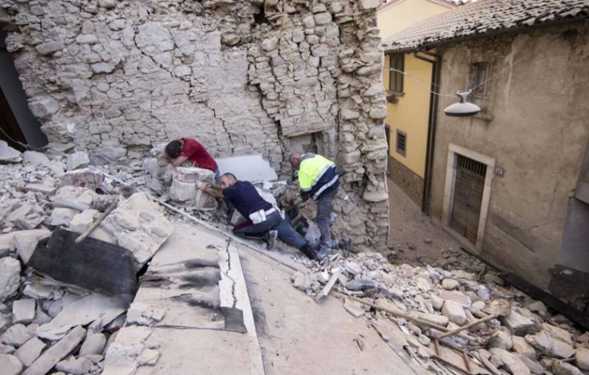 Italia a revizuit în scădere bilanţul victimelor seismului, la 290 de morţi, dar echipele de salvare au găsit noi cadavre