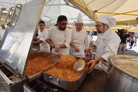 Cozi la Torino, pentru a cumpăra spaghetti all’amatriciana în scop caritabil, pentru victimele seismului. VIDEO