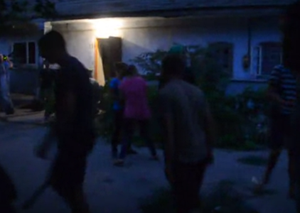 Autorităţile ucrainene au decis să mute zeci de romi dintr-un sat, după ce casele acestora au fost atacate