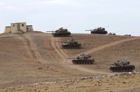 Forţele susţinute de turci au avansat în Siria, îndreptându-se spre un oraş controlat de aliaţii kurzilor