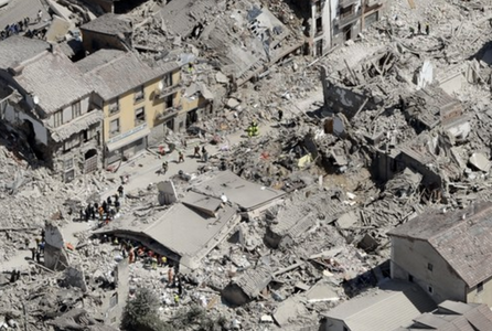 Autorităţile italiene organizează la Amatrice noi funeralii de stat pentru victimele seismului, după un protest