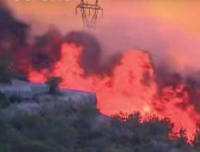 700 de oameni au fost evacuaţi în urma unui incendiu de vegetaţie de proporţii, în sudul Californiei