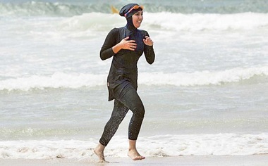Justiţia franceză suspendă hotărârea antiburkini a Primăriei Nisa