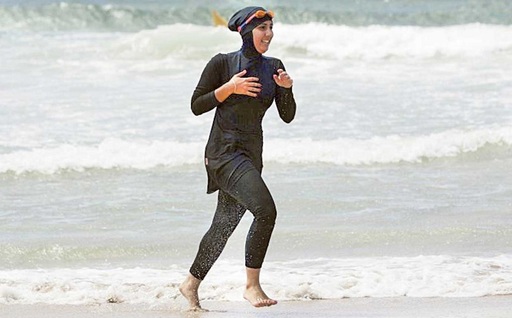Justiţia franceză suspendă hotărârea antiburkini a Primăriei Nisa