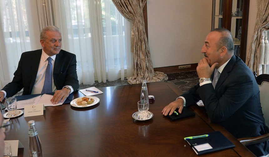 Schulz şi Avramopoulos în vizită la Ankara într-o încercare de a calma tensiunile