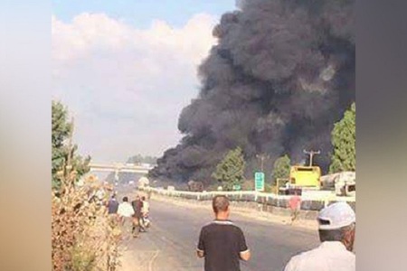 Două explozii s-au produs luni dimineaţă la intrarea într-un port sirian unde se află flota rusă
