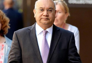 Parlamentarul britanic Keith Vaz, implicat într-un scandal: presa a relatat că apela la escorte masculine şi că intenţiona să întreţină relaţii sexuale cu un român, oferindu-se să-i achite acestuia drogurile