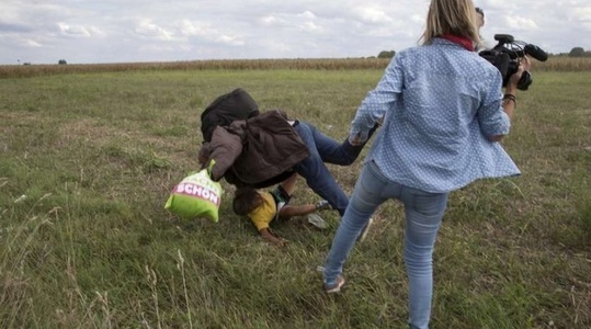 Procurorii maghiari au pus-o sub acuzare pe operatoarea TV care a lovit anul trecut cu picioarele mai mulţi migranţi