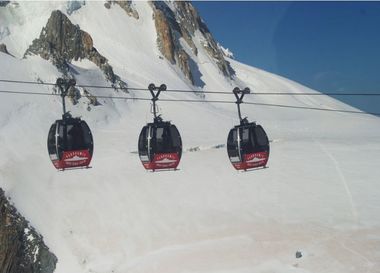 100 de persoane sunt blocate în telecabine deasupra Mont Blanc
