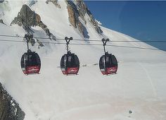 Franţa: 45 de persoane au rămas blocate peste noapte în telecabinele din Mont Blanc